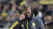 Jürgen Klopp utírá slzy z očí po porážce Dortmundu od Augsburgu