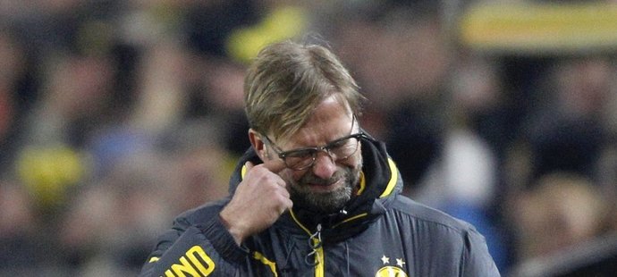 Jürgen Klopp utírá slzy z očí po porážce Dortmundu od Augsburgu