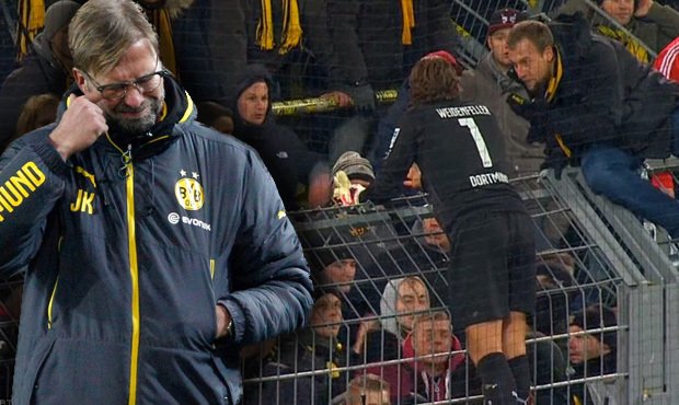 Rozzuření fanoušci Dortmundu, slzy trenéra Kloppa. Borussia je v krizi a hráči své příznivce museli uklidňovat
