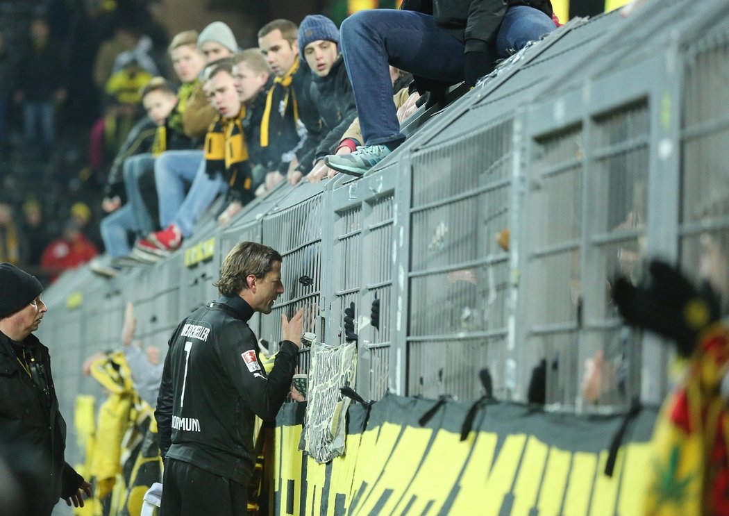 Gólman Dortmundu Weidenfeller diskutuje s fanoušky po prohře s Augsburgem