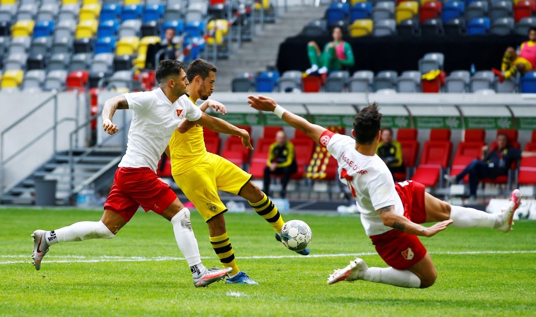 Raphael Guerreiro vstřelil v souboji Borussie Dortmund s Fortunou Düsseldorf gól, odvolal ho ale VAR