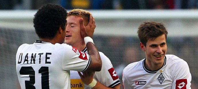 Fotbalisté Mönchengladbachu se radují z výhry