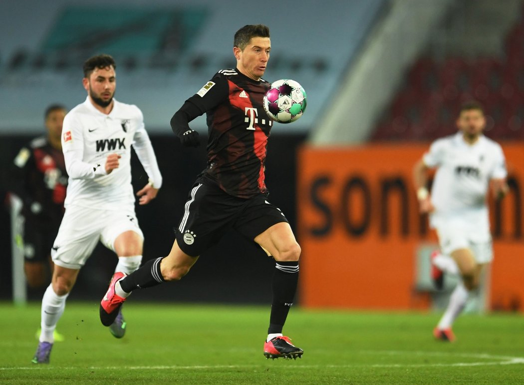 Robert Lewandowski trefou z penalty zařídil Bayernu výhru v Augsburgu