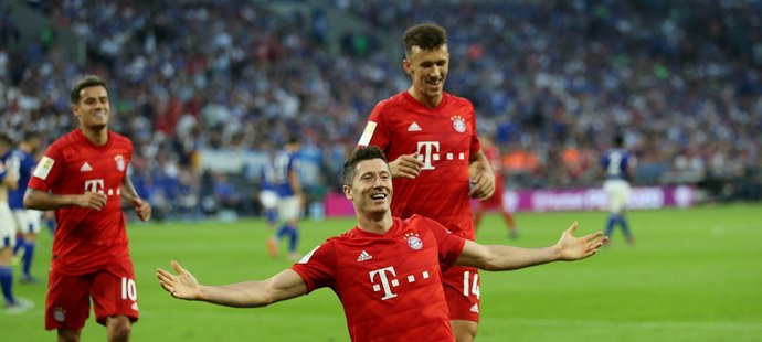 Robert Lewandowski nasázel na hřišti Schalke tři góly a vystřelil tak Bayernu Mnichov první výhru v bundesligové sezoně