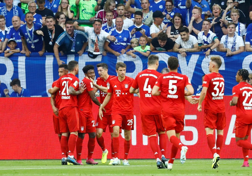 Fotbalisté Bayernu Mnichov si hladce poradili se Schalke, na jehož hřišti vyhráli 3:0 díky hattricku Roberta Lewandowského