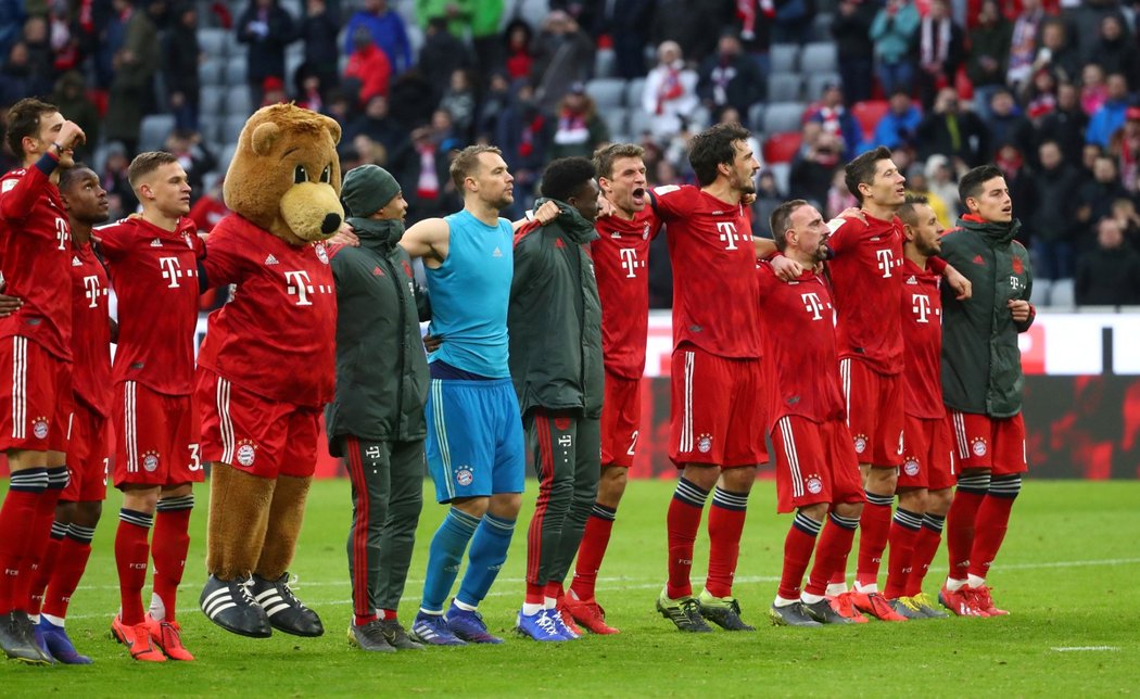 Fotbalisté Bayernu Mnichov nasázeli v 25. kole bundesligy Wolfsburgu šest branek a vysoké výhry si po zápase mohli užívat s fanoušky