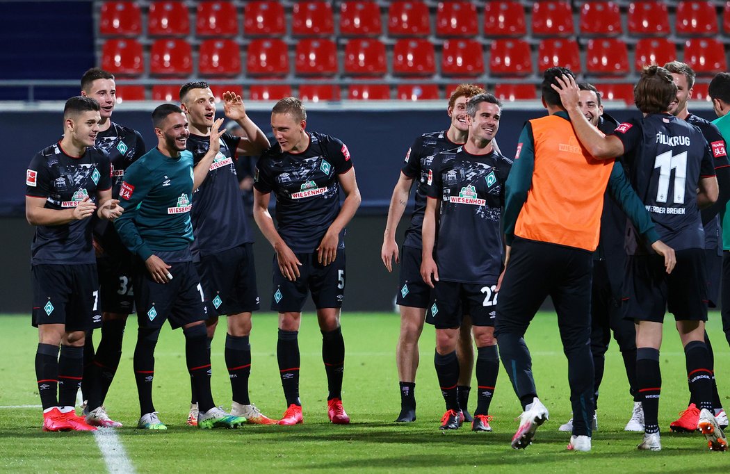 Fotbalisté Brém se radují po druhém gólu do sítě Heidenheimu