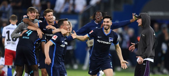 Hertha Berlín i s Vladimírem Daridou slaví záchranu v Bundeslize