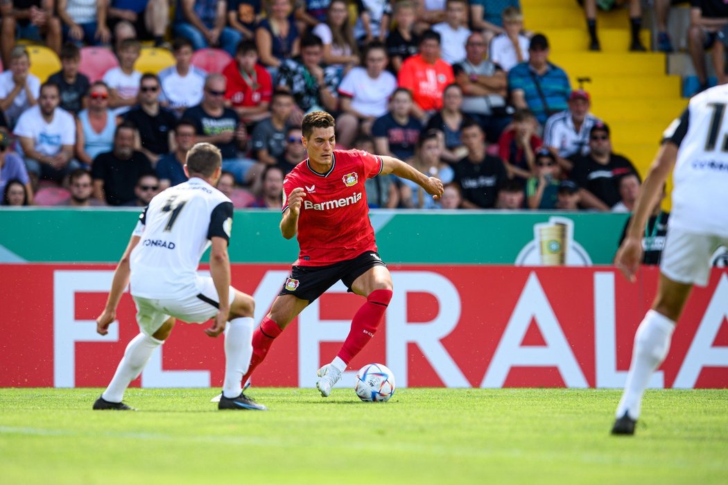 Patrik Schick v pohárovém zápasu Bayeru Leverkusen