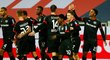Fotbalisté Leverkusenu včetně Patrika Schicka se radují z gólu do sítě Stuttgartu
