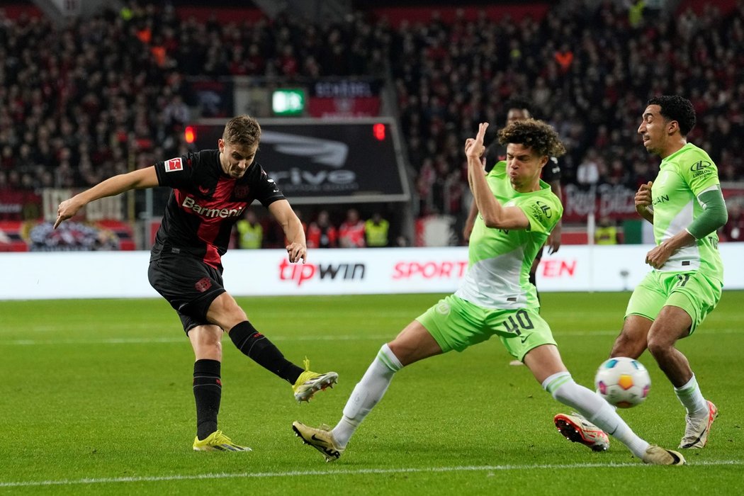 Leverkusen porazil Wolfsburg a po šesté výhře za sebou mají v čele tabulky náskok deseti bodů před Bayernem