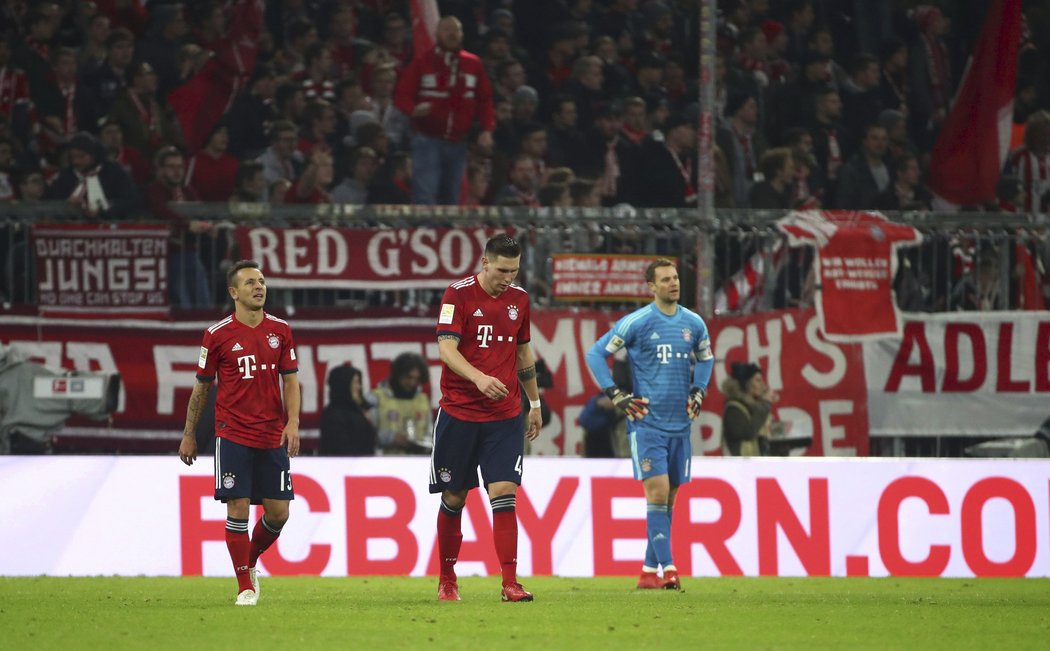 Zklamaní hráči Bayernu po remíze s Düsseldorfem