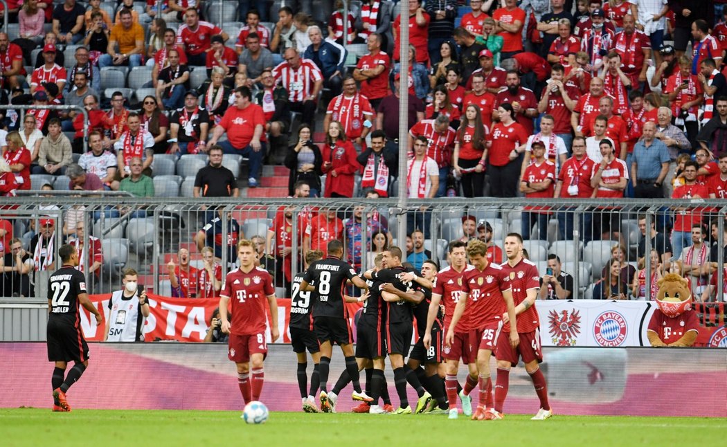 Fotbalisté Frankfurtu se radují z gólu proti Bayernu