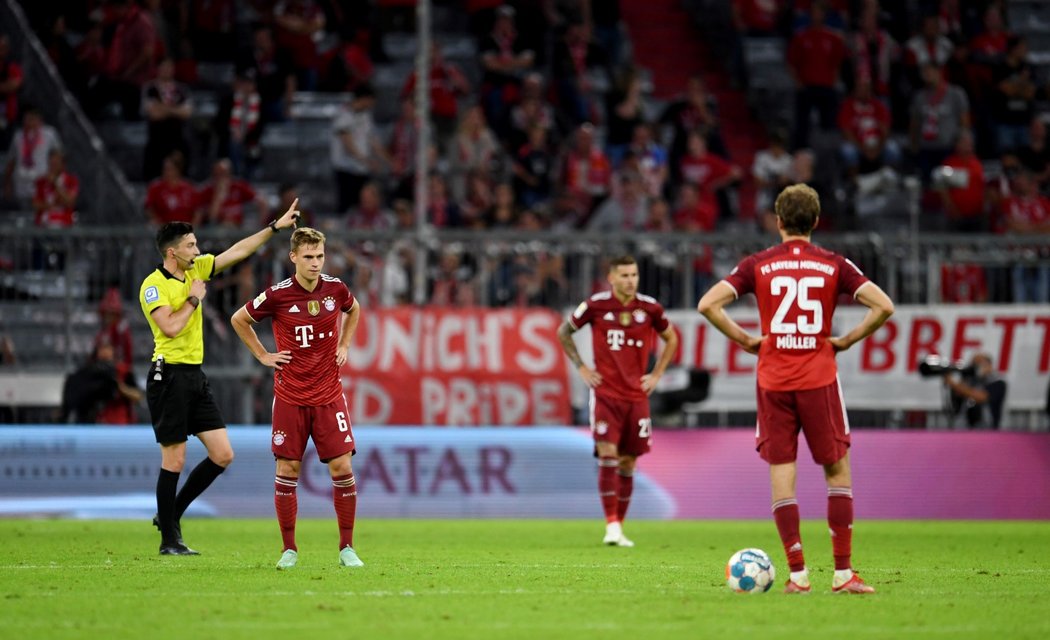 Zklamaní hráči Bayernu po trefě soupeřů z Frankfurtu