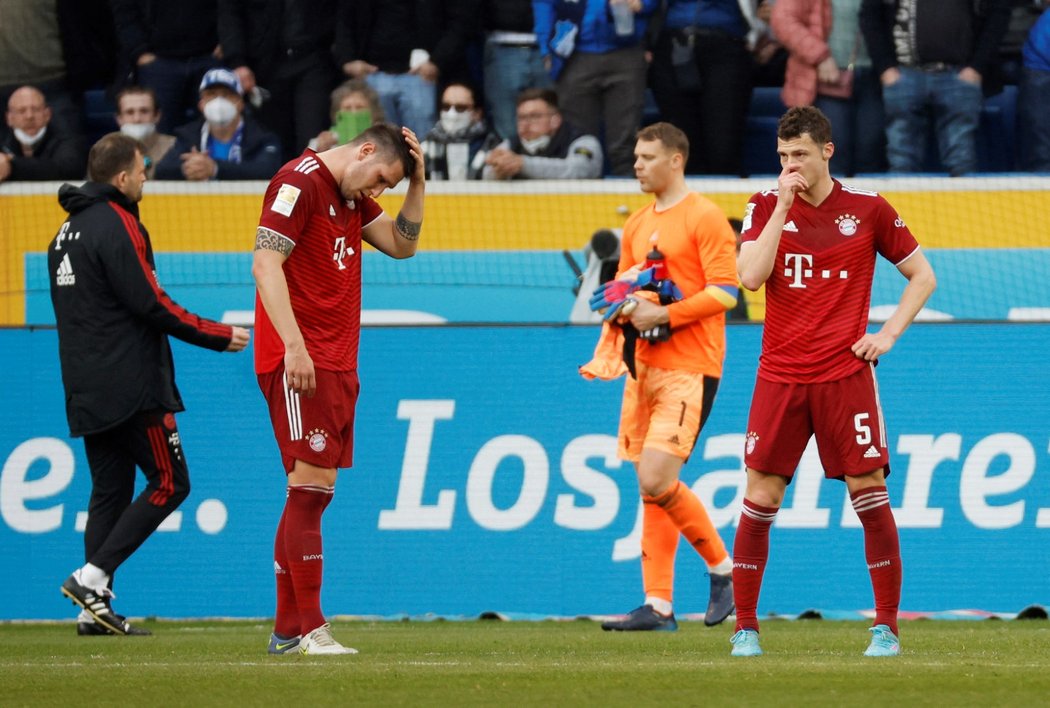 Zklamaní hráči Bayernu po remíze v Hoffenheimu