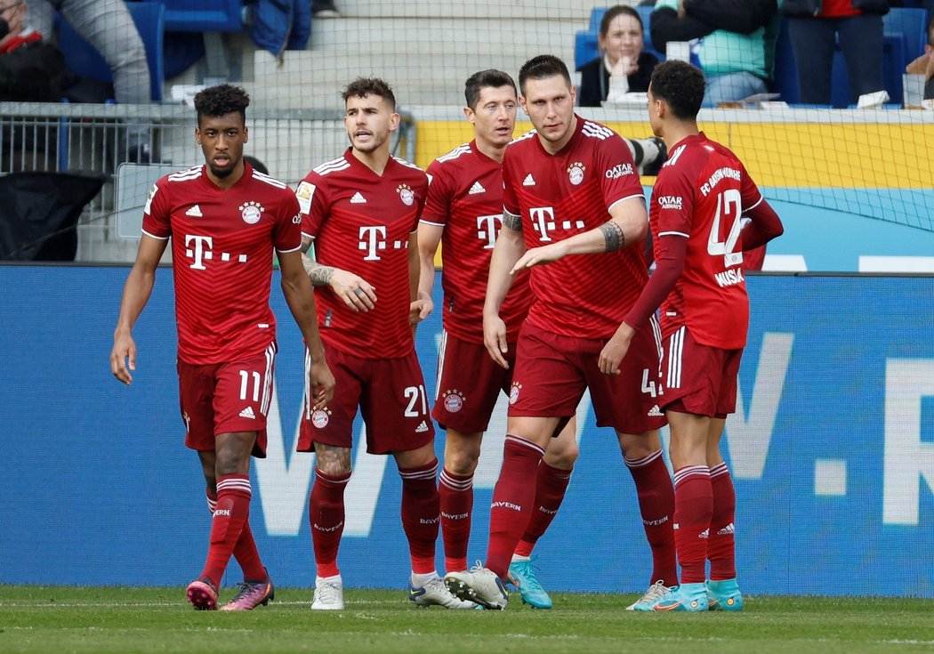 Hráč Bayernu slaví gól proti Hoffenheimu