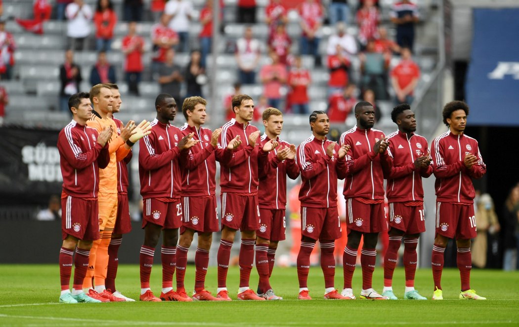 Fotbalisté Bayernu a jejich potlesk pro nedávno zesnulou legendu Gerda Müllera