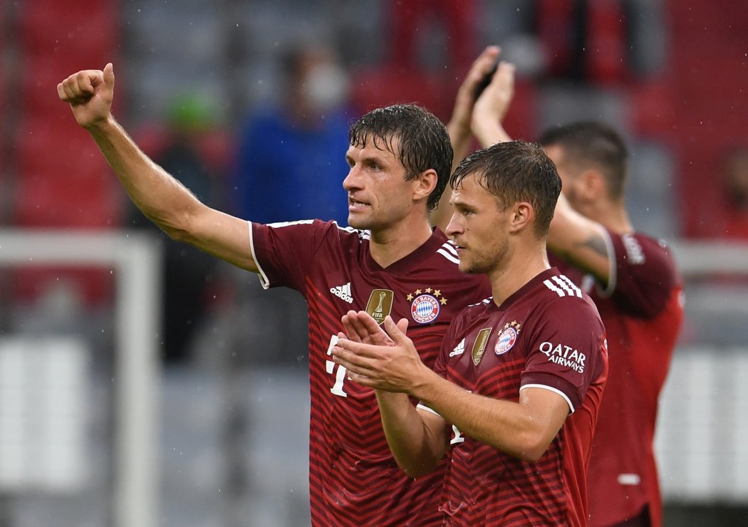 Thomas Müller s Joshuou Kimmichem děkují fanouškům po výhře Bayernu