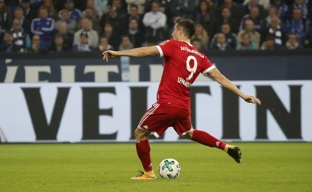 Robert Lewandowski se trefil z penalty a otevřel skóre