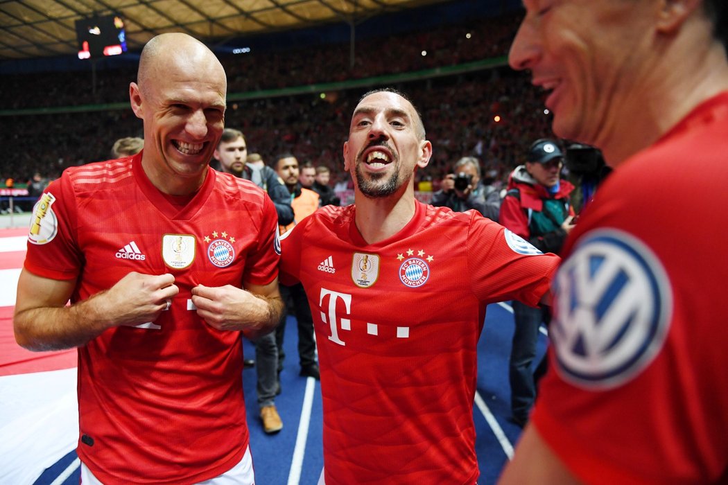 Fotbalisté Arjen Robben a Franck Ribéry se s dresem Bayernu loučí triumfem v německém poháru