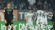 Fotbalisté Augsburgu oslavují druhou branku v utkání s Bayernem