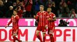 Fotbalisté Bayernu Mnichov se radují z branky do sítě Augsburgu