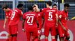 Fotbalisté Bayernu se radují z branky v utkání s Borussií Dortmund