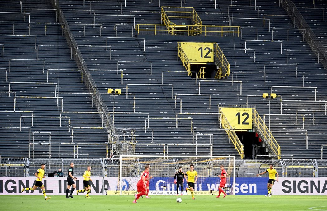 Slavná Jižní tribuna na stadionu Borussie Dortmund byla při šlágru s Bayernem prázdná