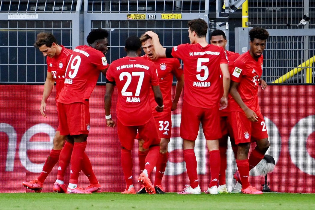 Fotbalisté Bayernu se radují z branky v utkání s Borussií Dortmund