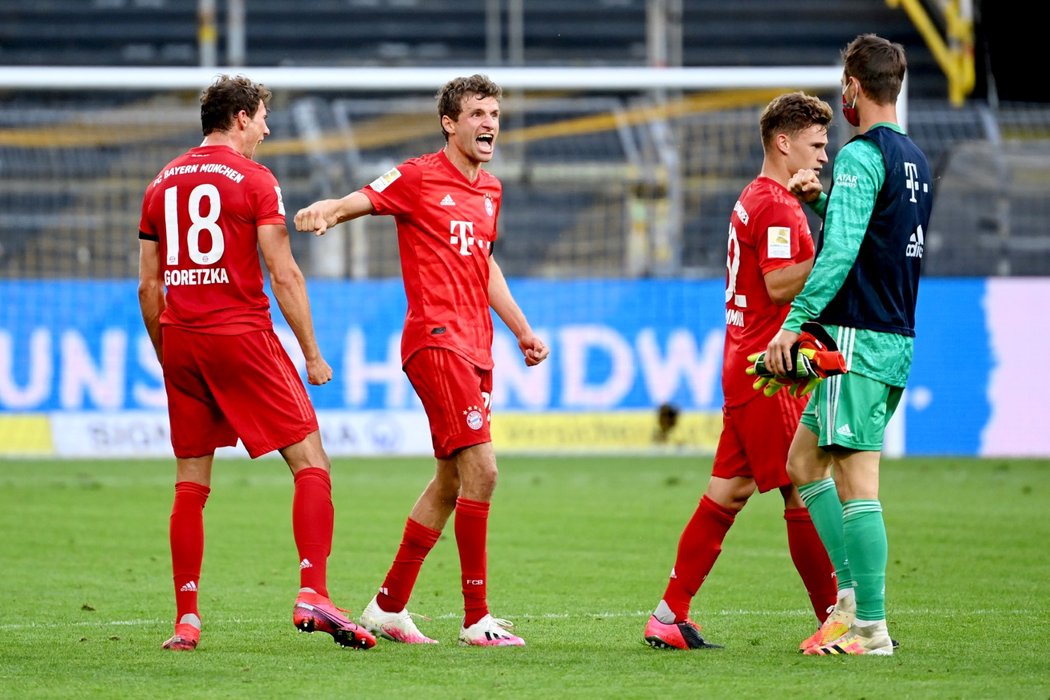 Fotbalisté Bayernu Mnichov při utkání s Dortmundem