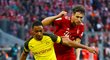 Bek Dortmundu Abdou Diallo si kryje míč před Javi Martínezem z Bayernu Mnichov