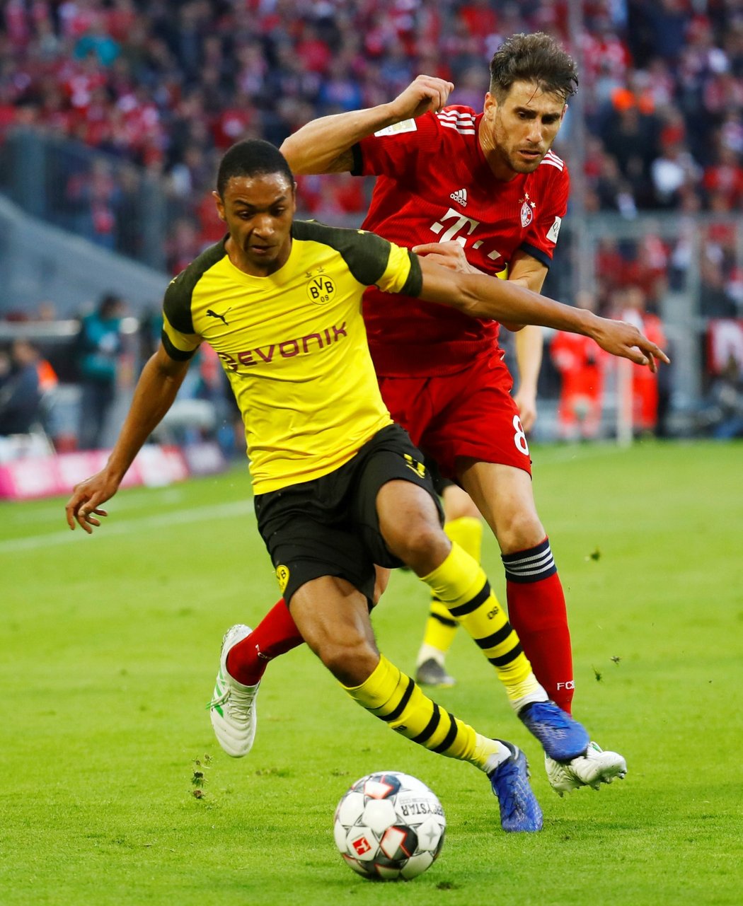 Bek Dortmundu Abdou Diallo si kryje míč před Javi Martínezem z Bayernu Mnichov