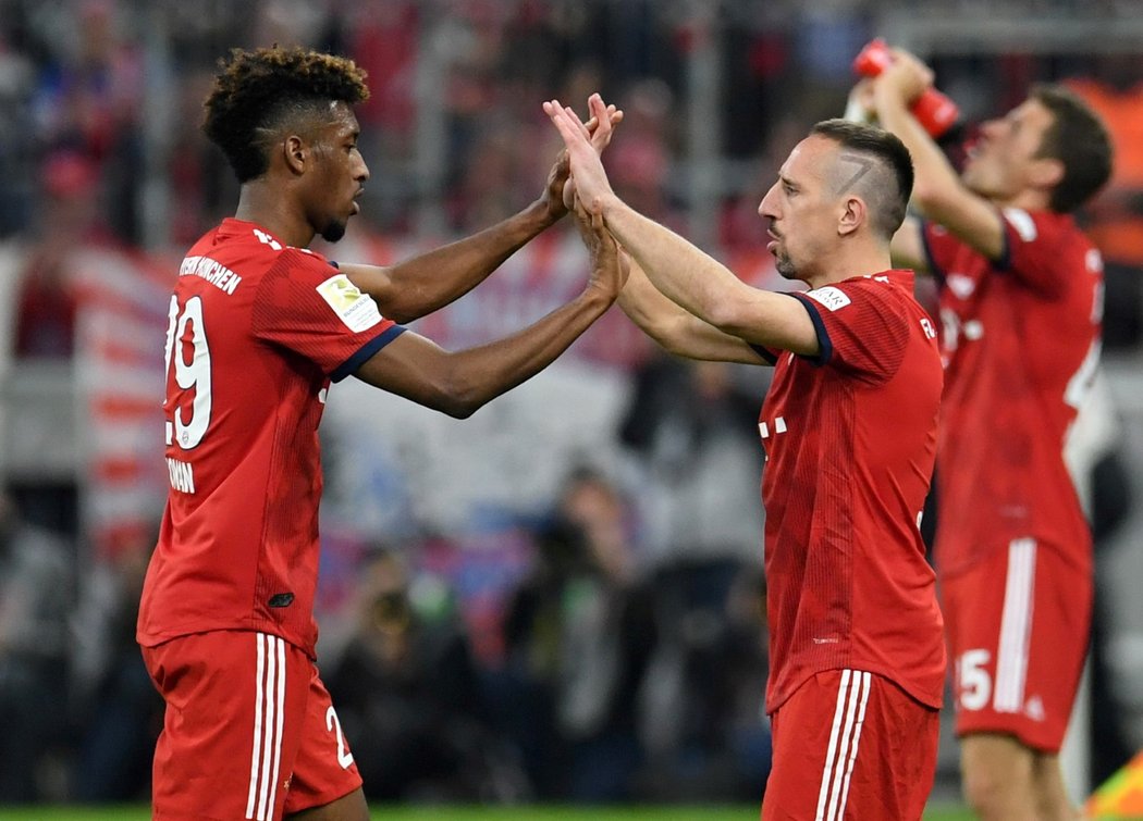 Franck Ribery přichází na hřiště jako náhrada za Kingsleyho Comana při duelu Bayernu Mnichov s Dortmundem