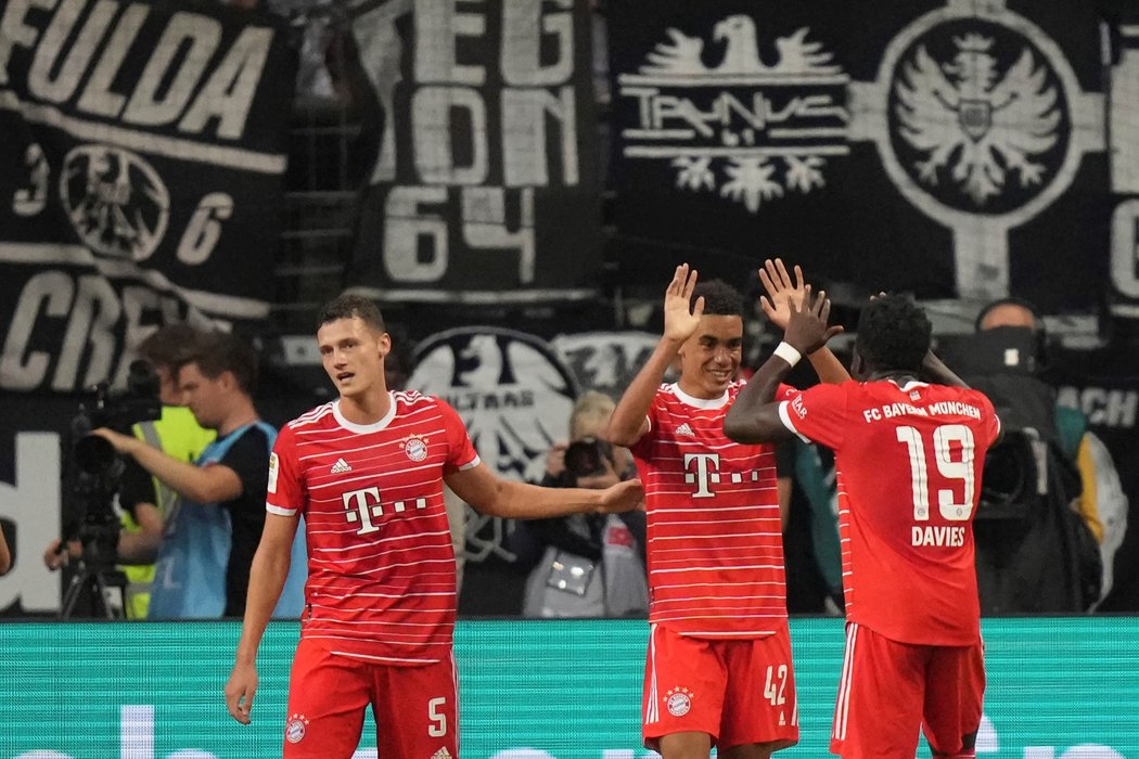 Radost fotbalistů Bayernu z branky v utkání proti Frankfurtu