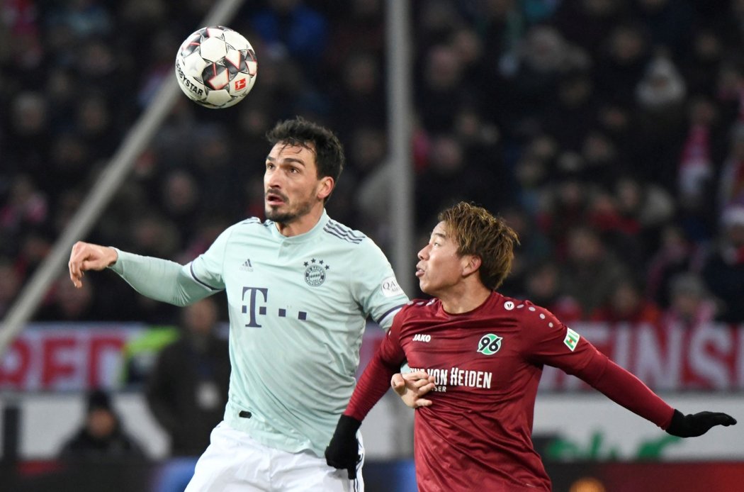 Zleva Mats Hummels v souboji s Takumou Asanem