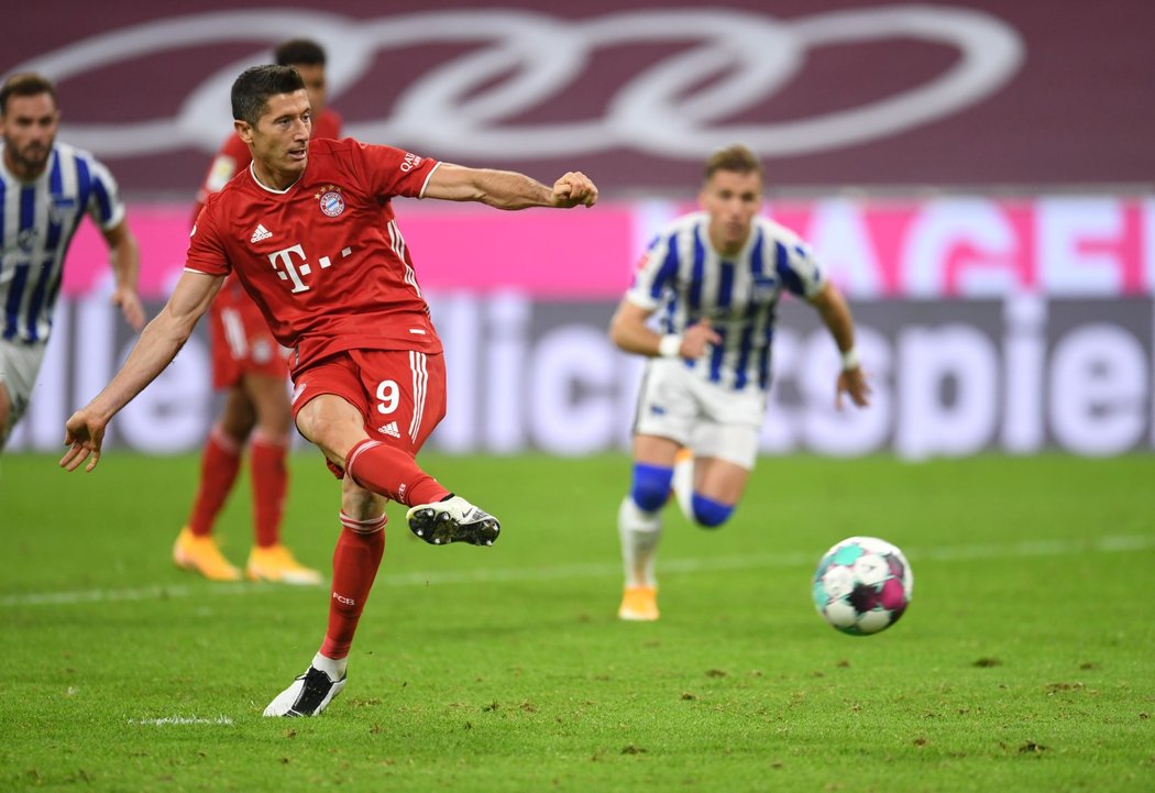 O výhře Bayernu Mnichov rozhodl Robert Lewandowski z penalty až v nastaveném čase