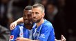 Vedad Ibisevic (vpravo) slaví gól do sítě Bayernu Mnichov se spoluhráčem Salomonem Kalou