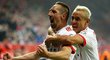 Záložník Bayernu Mnichov Franck Ribéry slaví spolu s Rafinhou branku do sítě Bayeru Leverkusen