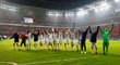 Fotbalisté Bayernu Mnichov slaví výhru nad bayerem Leverkusen