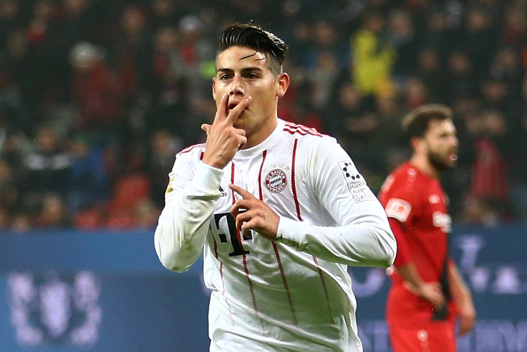 Záložník Bayernu Mnichov James Rodríguez slaví branku do sítě Bayeru Leverkusen