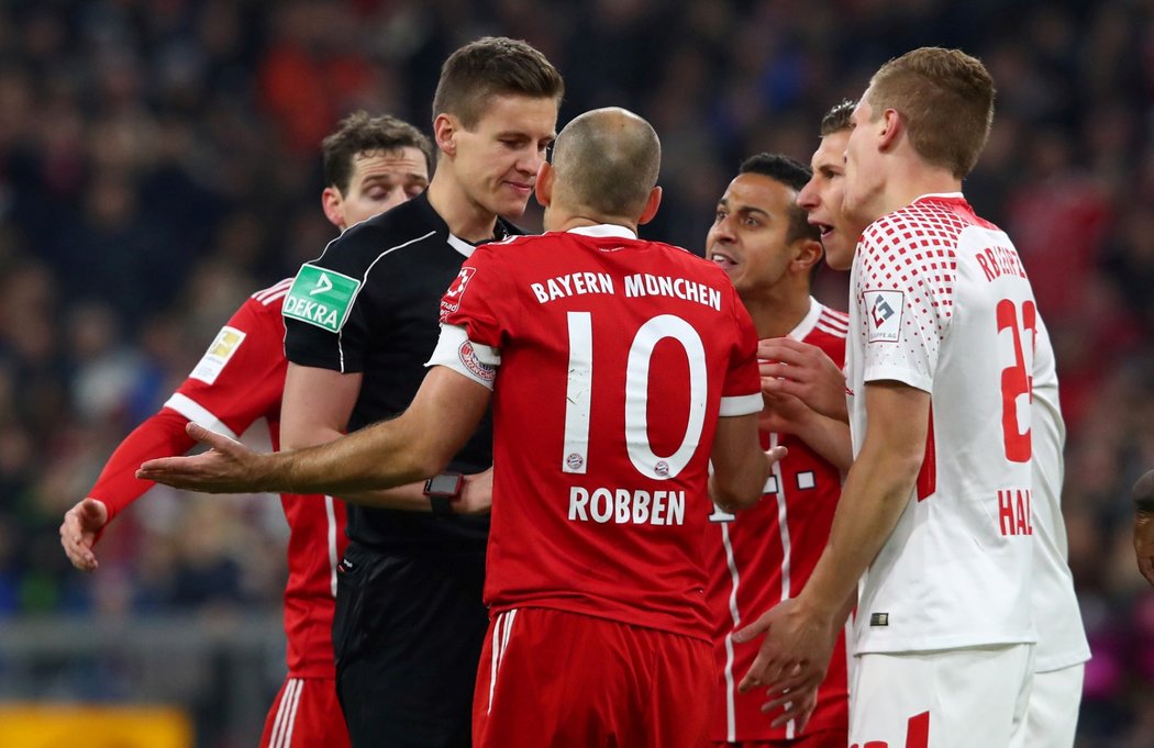 Fotbalisté Bayenrnu a Lipska diskutují s hlavním rozhodčím předtím, než hostující hráč dostal červenou kartu