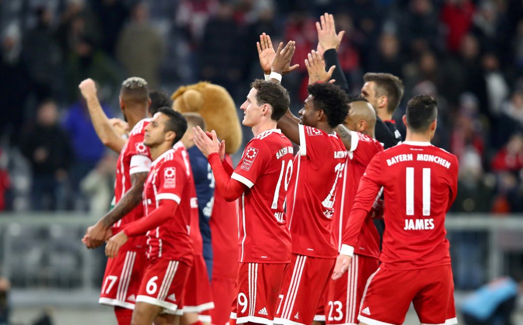 Slavící hráči Bayernu Mnichov po výhře nad Lipskem