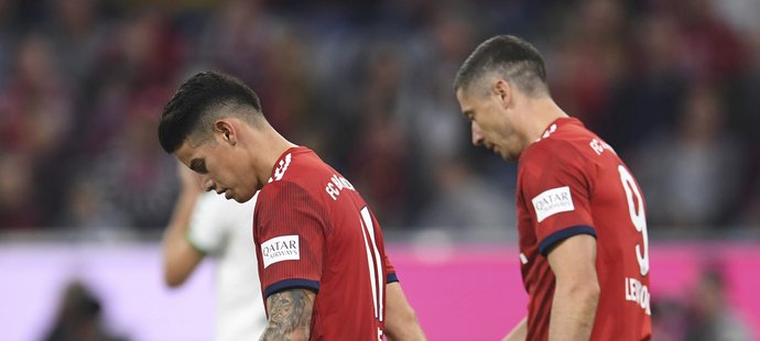 Zklamaná James Rodríguez a Robert Lewandowski po prohře Bayernu s Mönchengladbachem