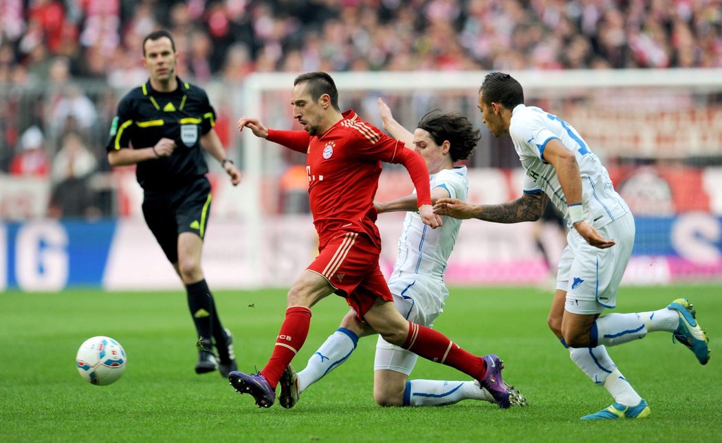 Nezastavitelný. Franck Ribéry uniká obraně Hoffenheimu