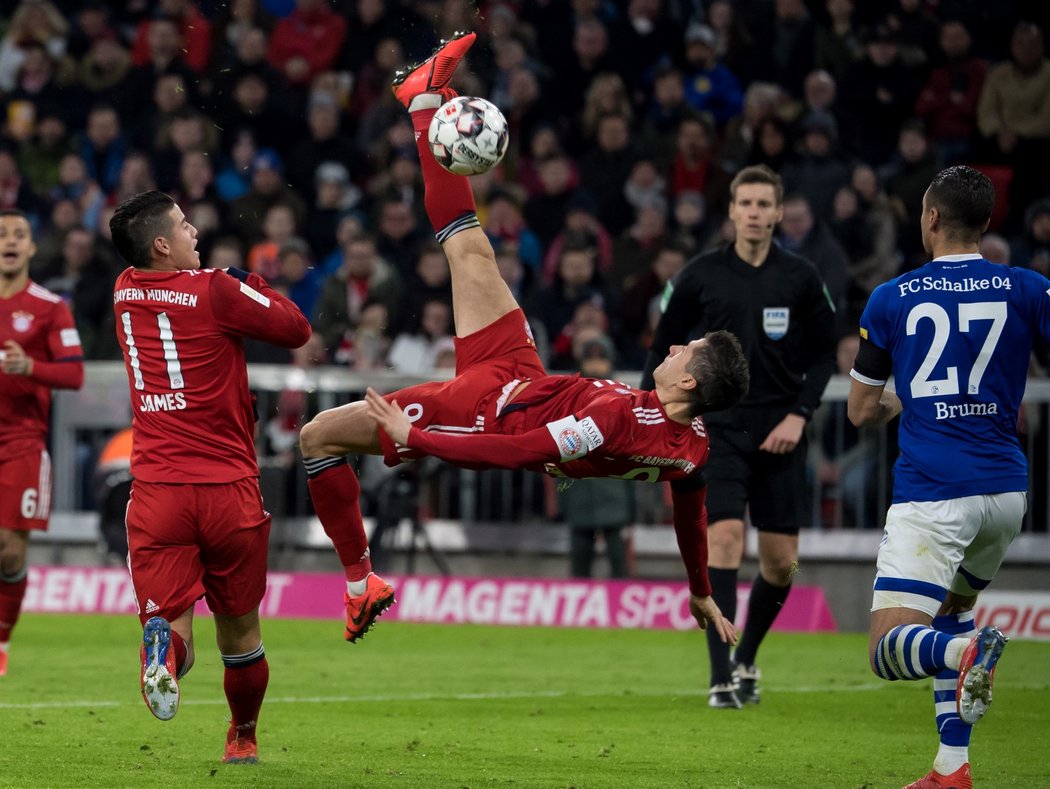 Robert Lewandowski v pokusu o efektní zakončení