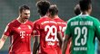 Fotbalisté Bayernu Mnichov chvíli poté, co zdolali Brémy a zajistili si osmý mistrovský titul po sobě