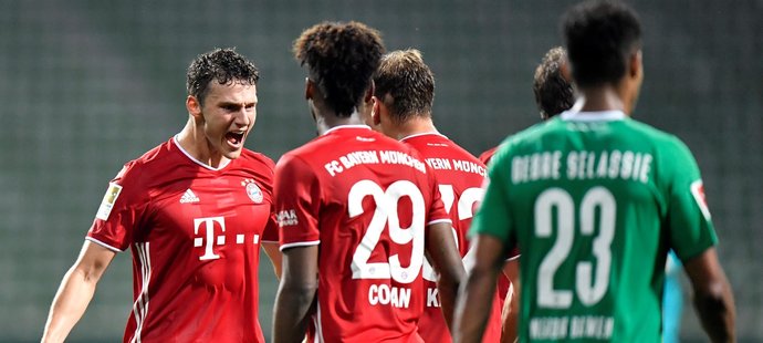 Fotbalisté Bayernu Mnichov chvíli poté, co zdolali Brémy a zajistili si osmý mistrovský titul po sobě