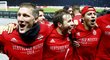 Vítězní fotbalisté Bayernu Mnichov slaví zisk 24. bundesligového titulu