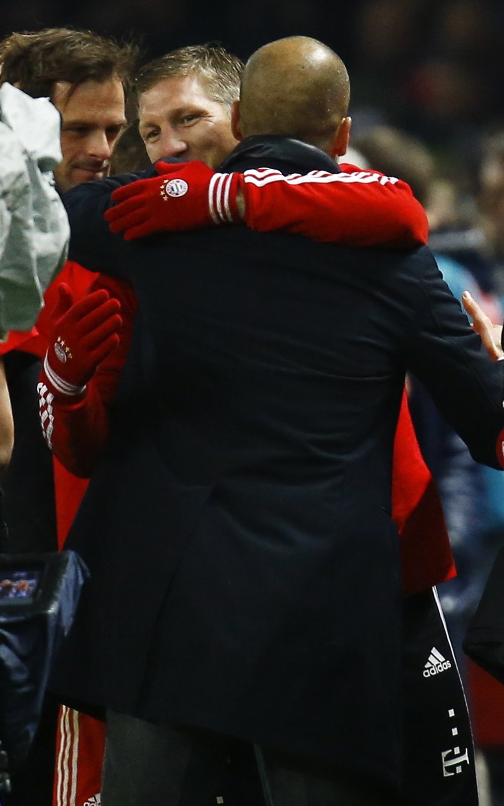 Jeden vše řídí na hřišti, druhý z lavičky. Špílmachr Bastian Schweinsteiger s koučem Bayernu Pepem Guardiolou