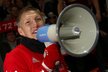 Bastian Schweinsteiger řídí oslavy hráčů i fanoušků Bayernu Mnichov. Bavorský velkoklub si výhrou v Berlíně zajistil titul!